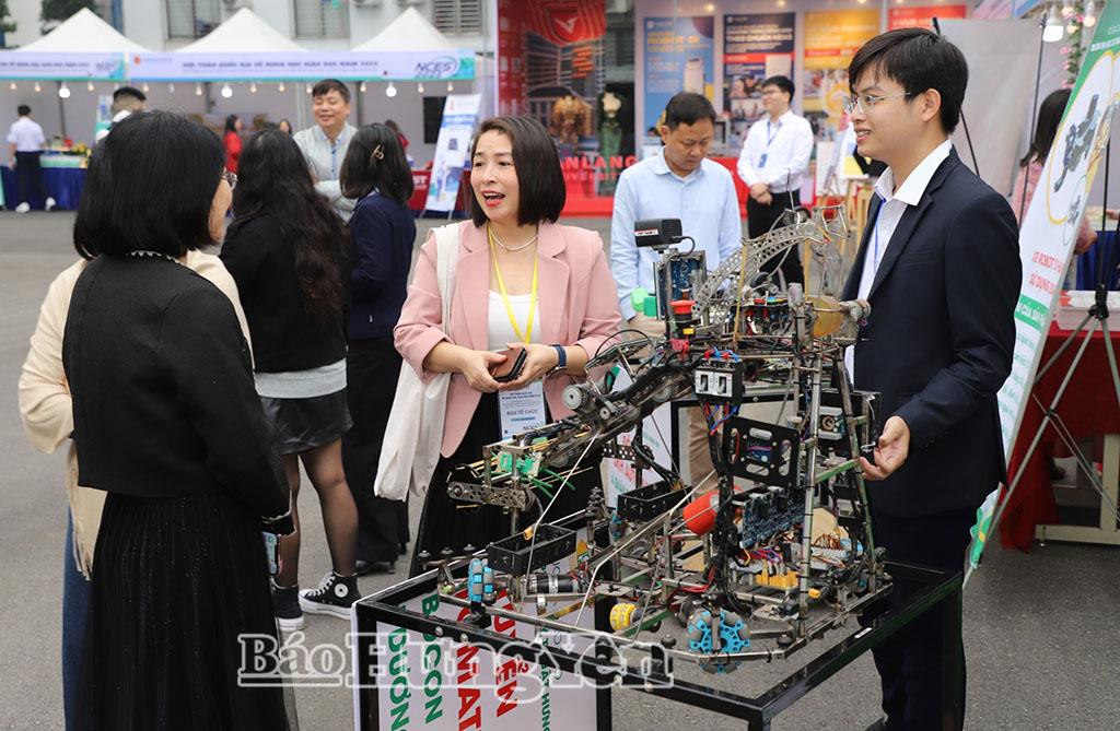Sản phẩm robot của Trường Đại học Sư phạm Kỹ thuật Hưng Yên được trưng bày tại hội thảo quốc gia về khoa học giáo dục năm 2025.