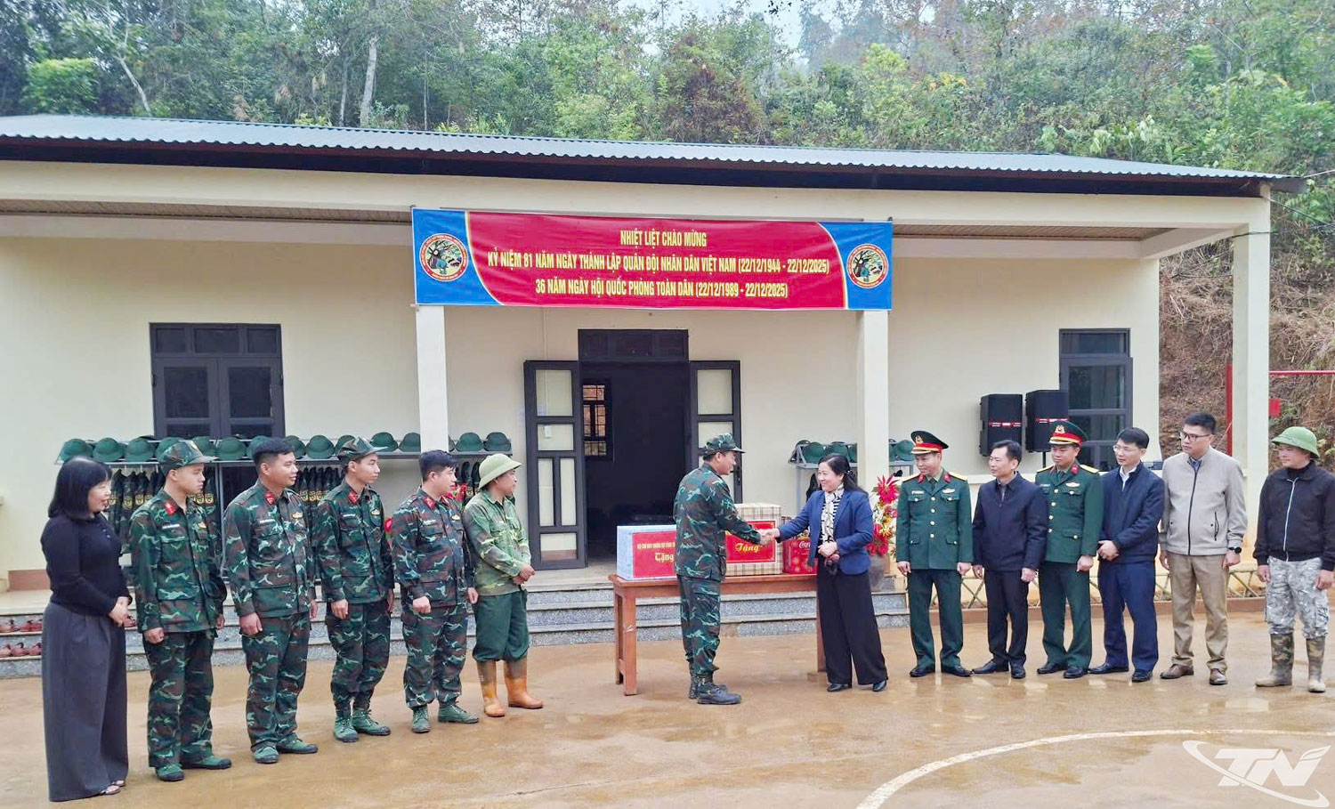 Các đồng chí Đỗ Thị Minh Hoa- Ủy viên Ban Thường vụ Tỉnh ủy, Trưởng ban Tuyên giáo và Dân vận Tỉnh ủy; Đại tá Phan Quyết Thắng- Phó Chính ủy Bộ CHQS tỉnh đến thăm, động viên cán bộ, chiến sĩ Trung đoàn 246 tại xã Thượng Quan.