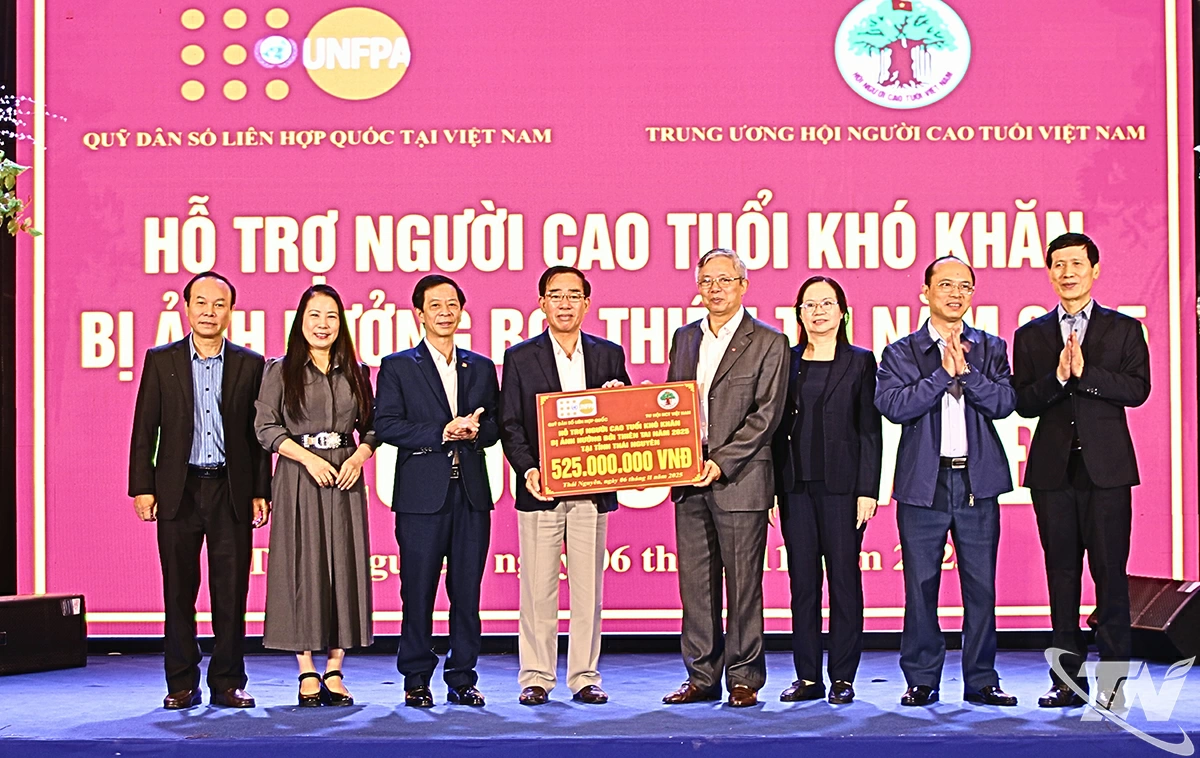 Đại diện Trung ương Hội NCT trao hỗ trợ cho Hội NCT tỉnh Thái Nguyên.