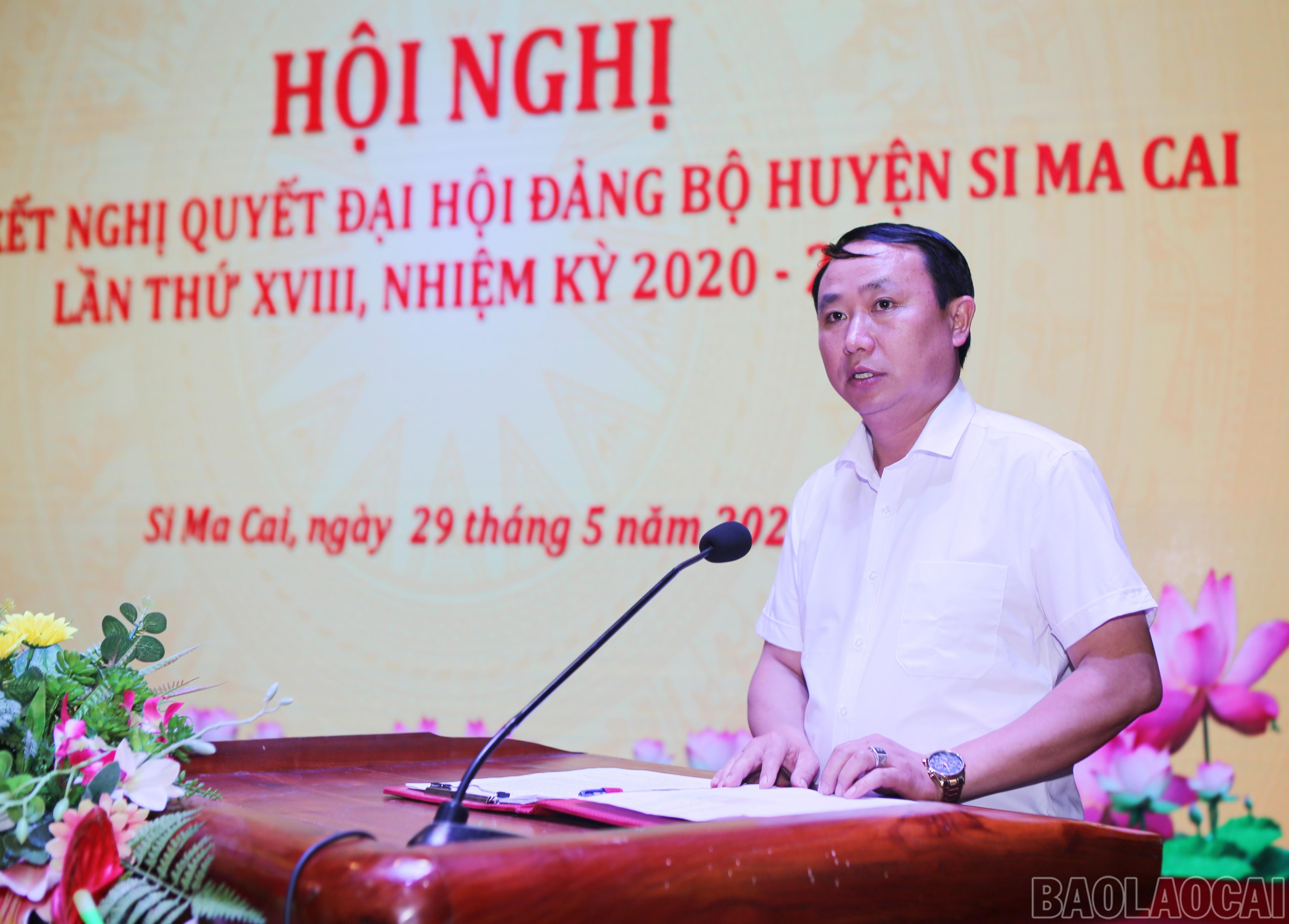 Các đại biểu tham luận tại hội nghị. baolaocai-br_s-4.jpg