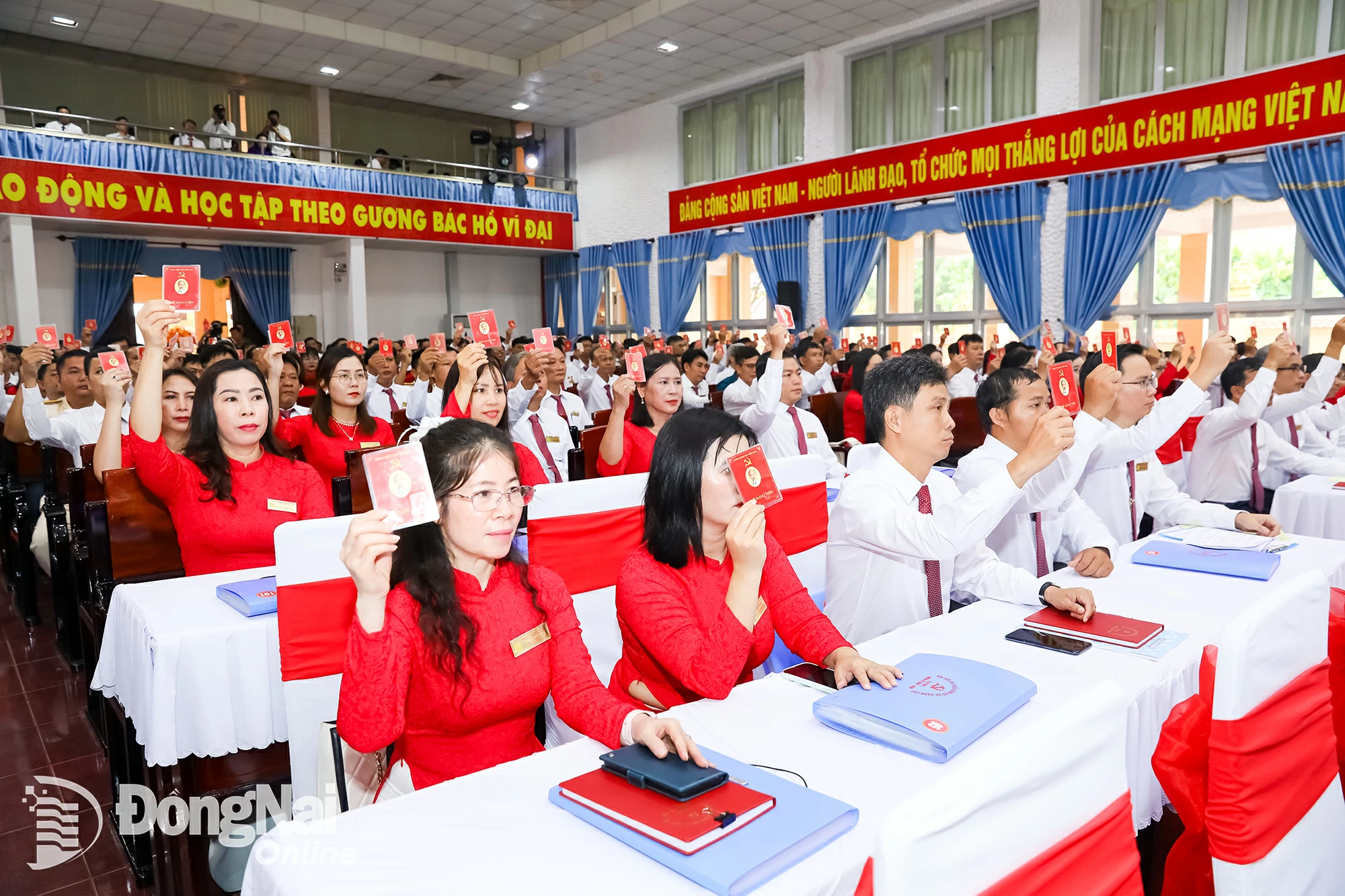 Các đại biểu biểu quyết thông qua chương trình đại hội. Ảnh: Huy Anh  