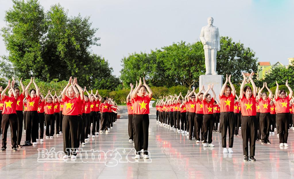 Cán bộ, hội viên phụ nữ trong tỉnh tham gia đồng diễn dân vũ.