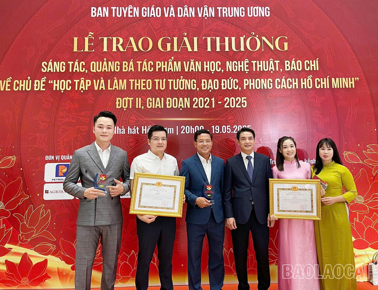 Tỉnh Lào Cai có 2 tác phẩm đoạt giải C và 2 tập thể được khen thưởng có thành tích xuất sắc trong hoạt động quảng bá. 3341.jpg