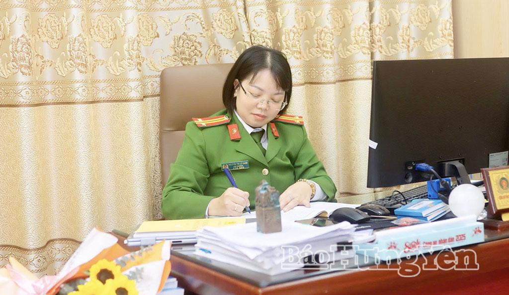Trung tá Nguyễn Thị Lệ Oanh, Phó Trưởng Công an xã Hưng Hà.