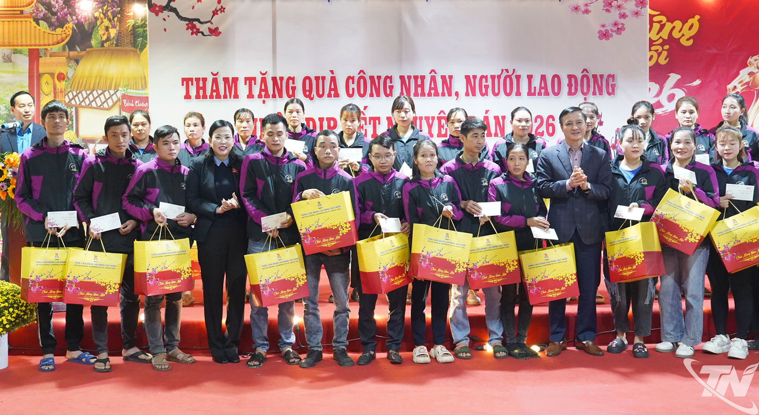 Đồng chí Nguyễn Thanh Hải và đồng chí Phó Chủ tịch Thường trực Ủy ban MTTQ tỉnh Vũ Duy Hoàng tặng quà Tết công nhân, người lao động Công ty CP Đầu tư và Thương mại TNG, Chi nhánh Phú Bình.