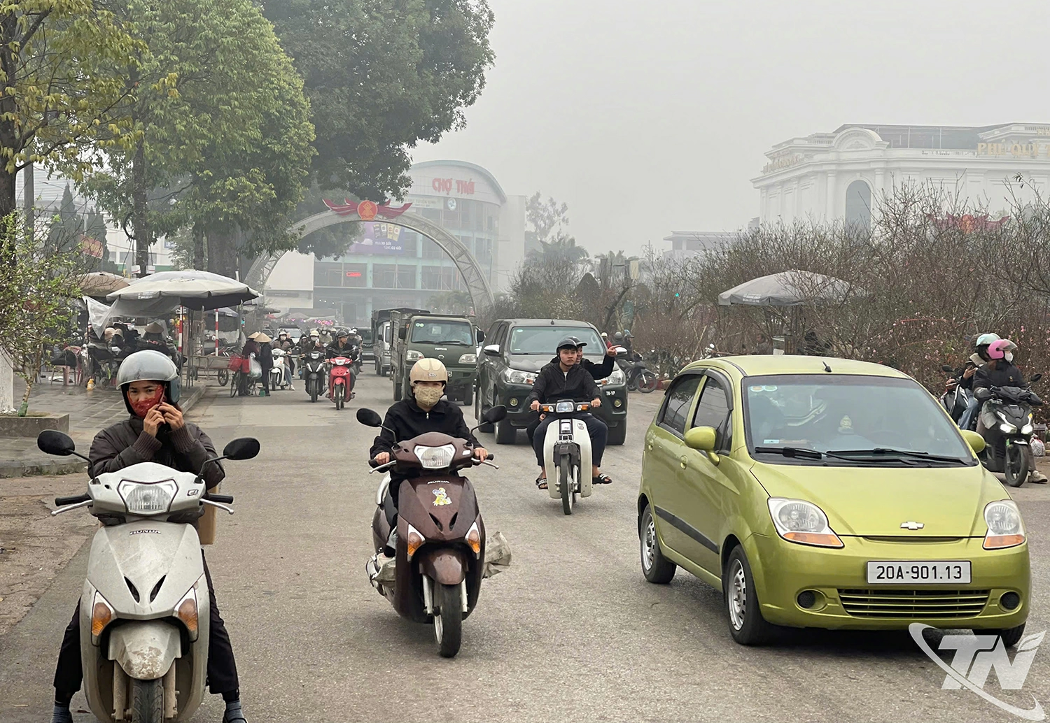 Người dân được khuyến cáo sử dụng các biện pháp bảo vệ sức khỏe khi ra đường   trong điều kiện không khí ô nhiễm.