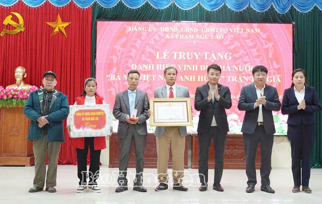 Thừa ủy quyền của Chủ tịch nước, lãnh đạo xã Phạm Ngũ Lão trao Bằng danh hiệu vinh dự Nhà nước “Bà Mẹ Việt Nam anh hùng” cho thân nhân mẹ Trần Thị Giã.
