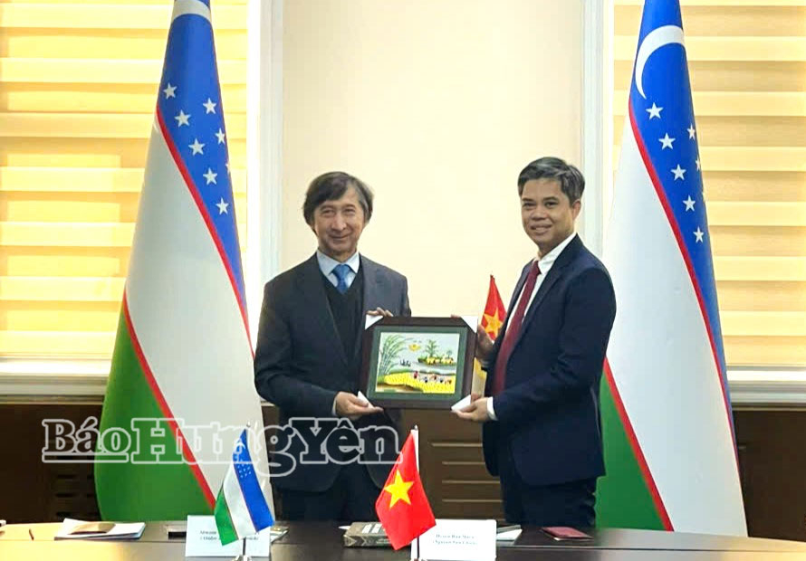 Đồng chí Nguyễn Văn Chiến, Ủy viên Ban Thường vụ, Trưởng ban Tuyên giáo và Dân vận Tỉnh ủy Hưng Yên trao tặng kỷ vật cho đại biểu tại buổi làm việc.