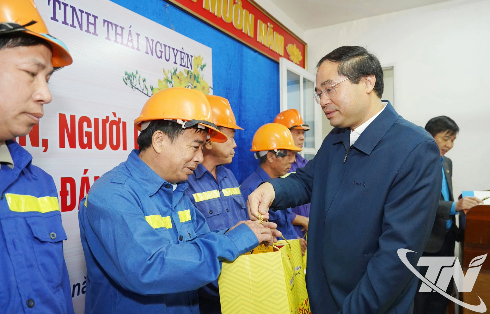 Đồng chí Bí thư Tỉnh ủy Trịnh Xuân Trường tặng quà, động viên người lao động Công ty.