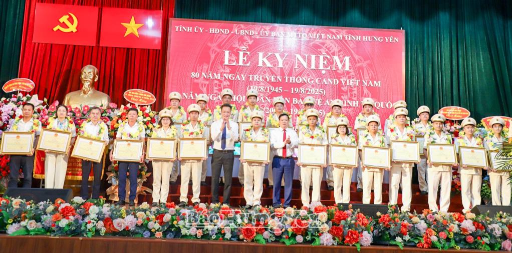 Các đồng chí: Bí thư Tỉnh ủy Nguyễn Hữu Nghĩa; Chủ tịch UBND tỉnh Nguyễn Khắc Thận tặng hoa và bằng khen cho các cá nhân.