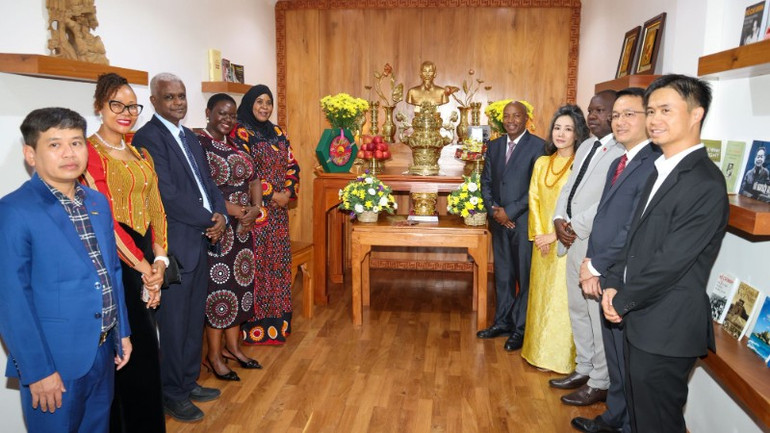 Không gian Hồ Chí Minh không chỉ mang ý nghĩa văn hóa-lịch sử quan trọng mà còn là biểu tượng sinh động của tình hữu nghị, gắn bó, bền chặt giữa nhân dân Việt Nam và nhân dân Tanzania và khu vực Đông Phi. 10-le-khanh-thanh-khong-gian-ho-chi-minh-1323.jpg