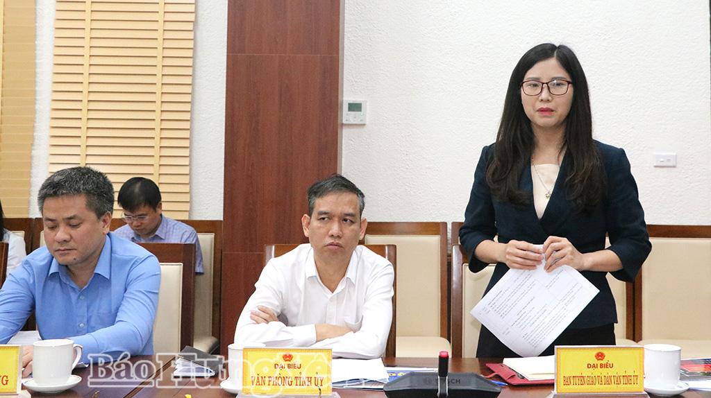 Đại diện Ban tuyên giáo và Dân vận Tỉnh uỷ phát biểu tại cuộc họp.