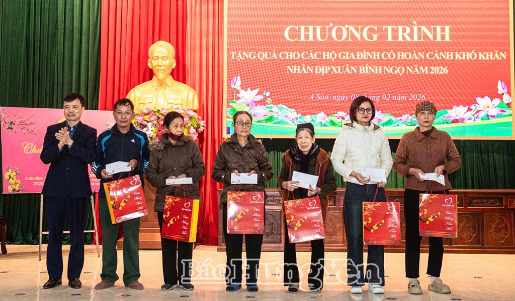 Các hộ có hoàn cảnh khó khăn ở xã A Sào được nhận quà Tết.