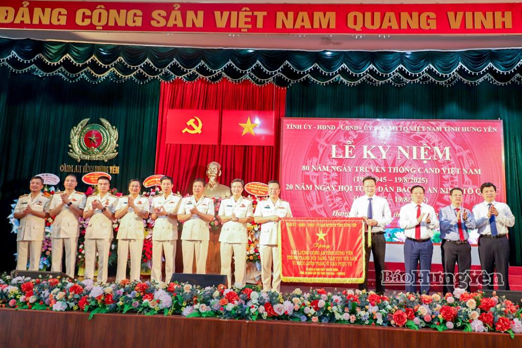Các đồng chí lãnh đạo tỉnh trao bức trướng tặng Công an tỉnh.