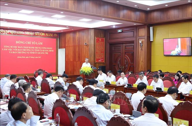 Sáng 25-6-2025, tại Quảng Bình, Tổng Bí thư Tô Lâm và Đoàn công tác của Trung ương làm việc với Ban Thường vụ Tỉnh ủy Quảng Bình và Ban Thường vụ Tỉnh ủy Quảng Trị về kết quả triển khai thực hiện các nghị quyết, kết luận của Trung ương và một số nhiệm vụ trọng tâm phát triển kinh tế - xã hội, đảm bảo quốc phòng, an ninh trên địa bàn hai tỉnh. Ảnh: TTXVN