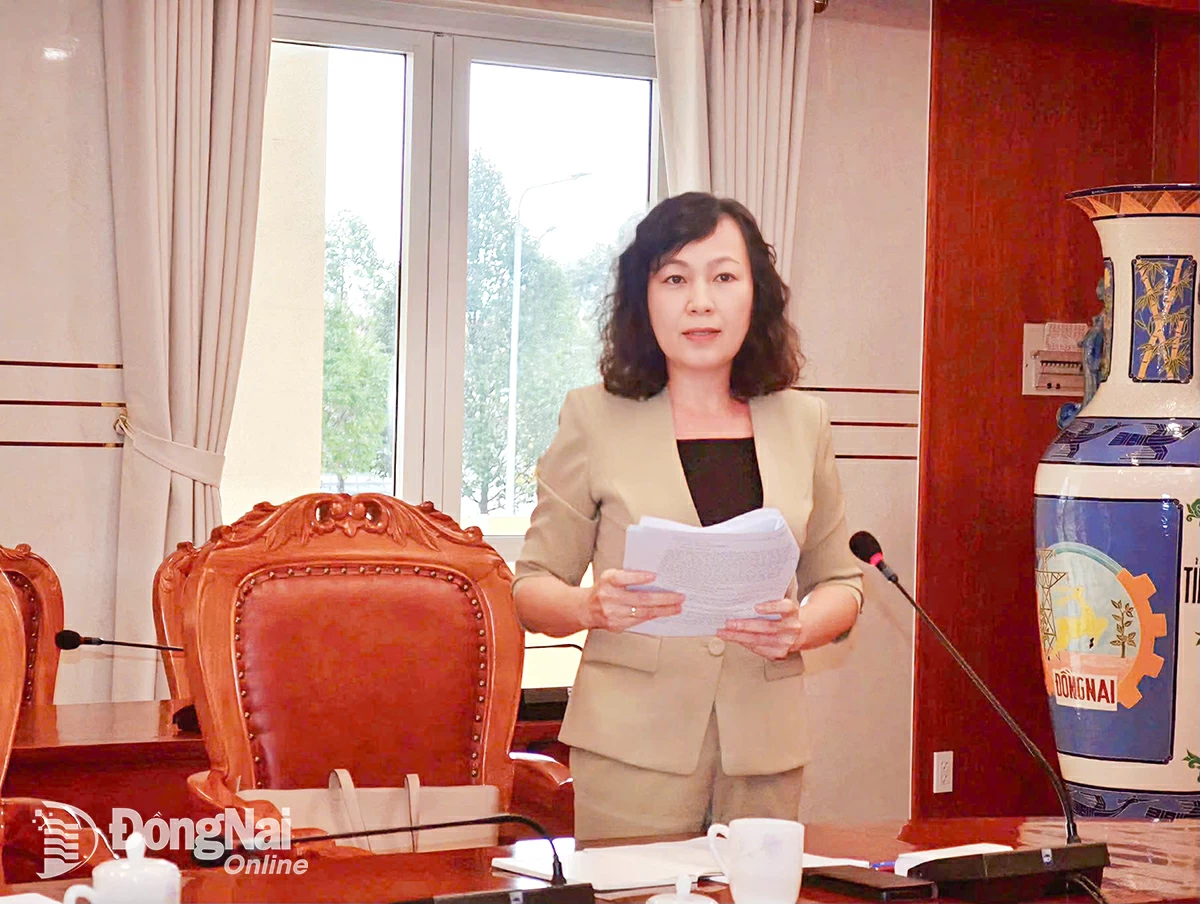 Đồng chí Huỳnh Thị Hằng, Phó bí thư Tỉnh ủy, Chủ tịch Ủy ban MTTQ Việt Nam tỉnh phát biểu tại phiên họp. Ảnh: Phương Hằng  