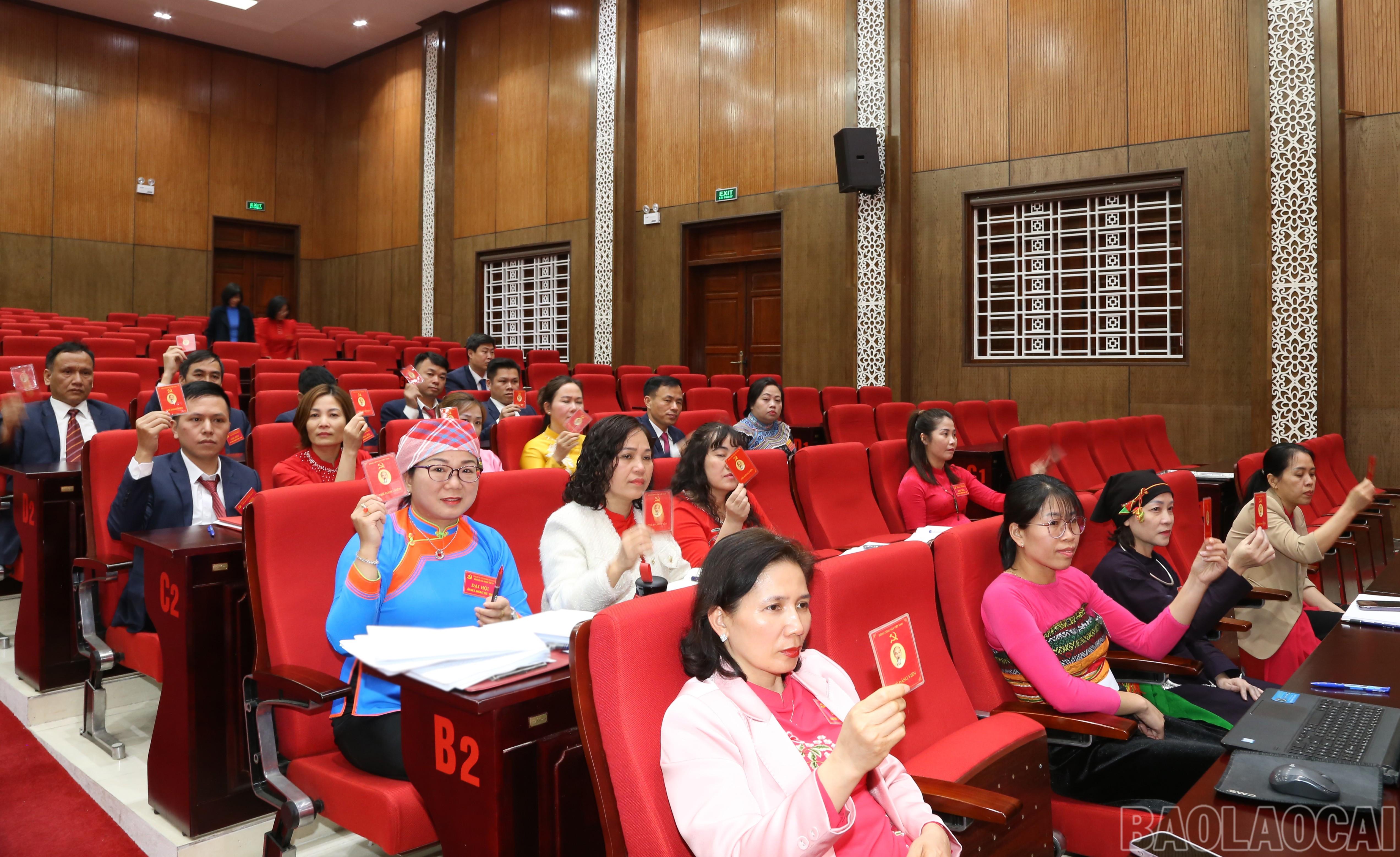 Đại biểu biểu quyết tại đại hội. baolaocai-br_img-0441.jpg