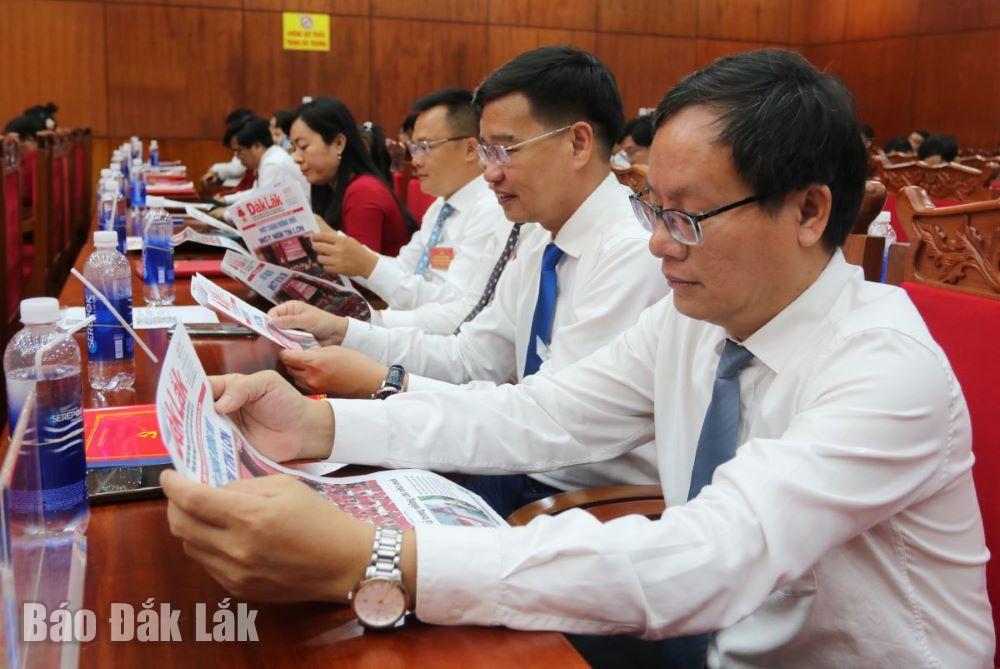 Cán bộ, đảng viên đọc Báo Đắk Lắk.