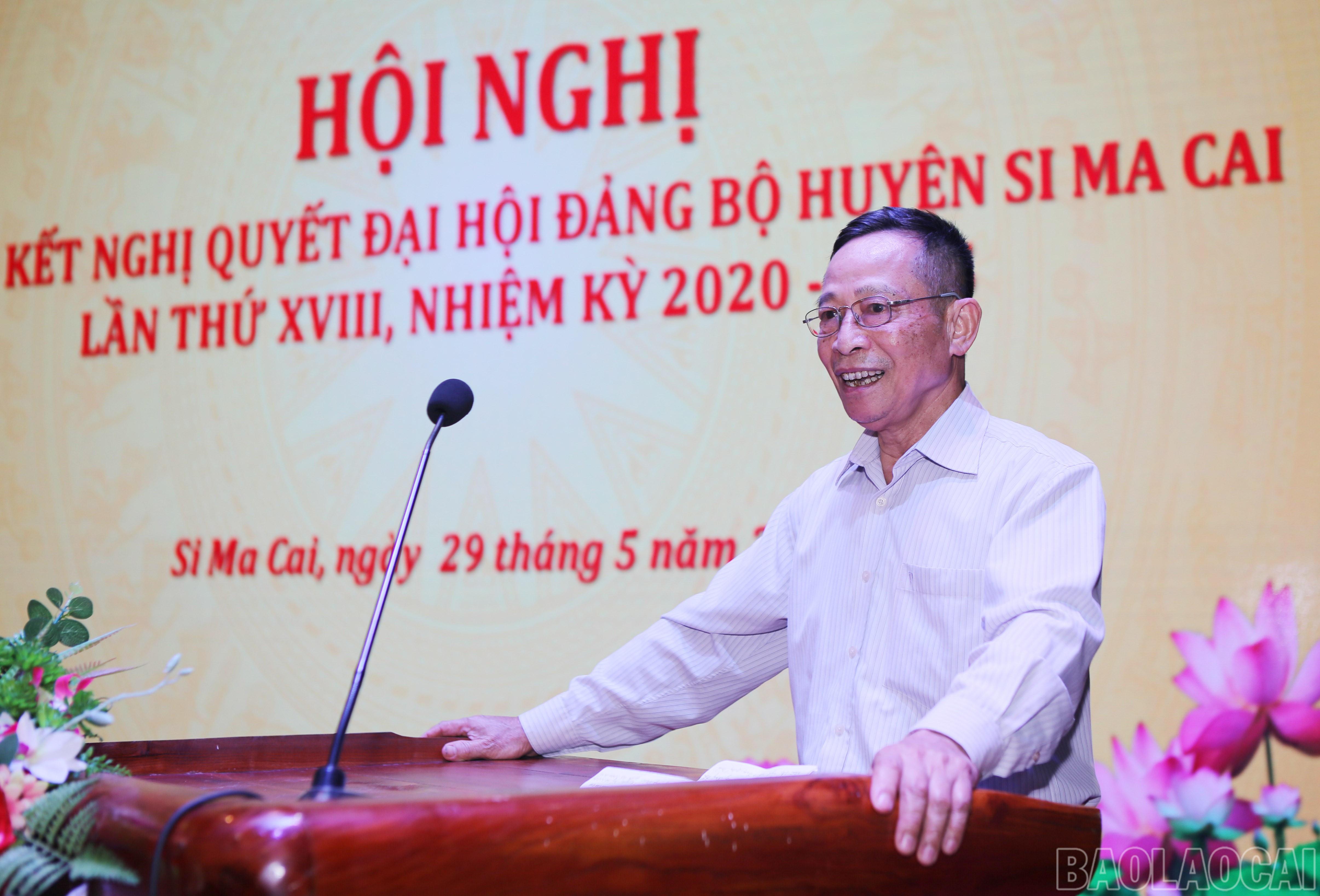 Lãnh đạo huyện Si Ma Cai qua các thời kỳ phát biểu ý kiến. baolaocai-br_s-5.jpg