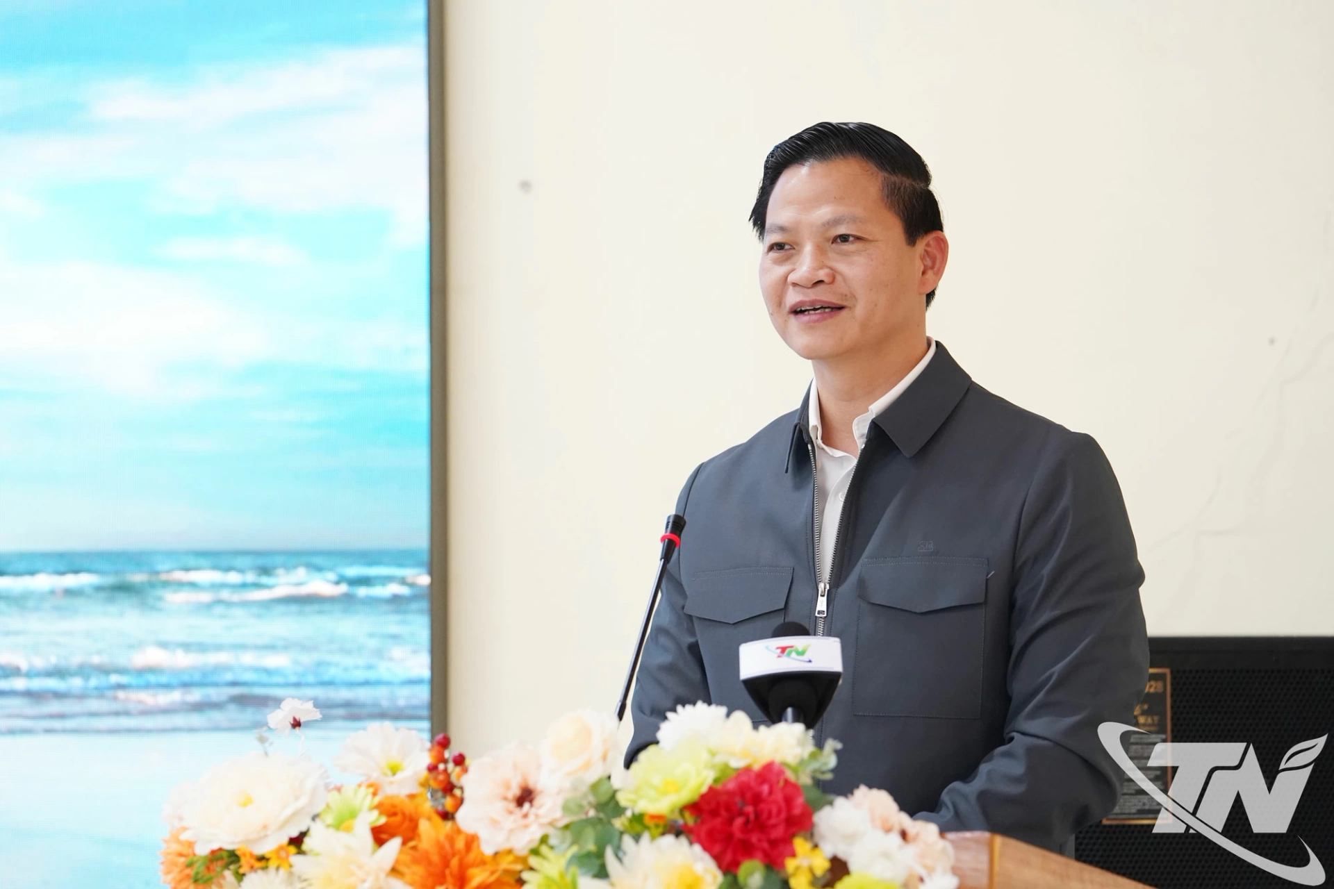 Đồng chí Chủ tịch UBND tỉnh Vương Quốc Tuấn phát biểu tại Hội nghị.