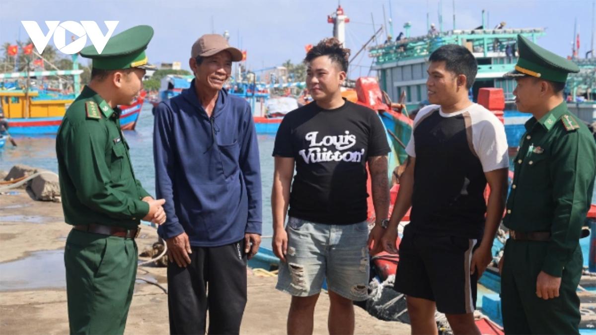 Bộ đội Biên phòng tỉnh Quảng Ngãi tuyên truyền bầu cử đến ngư dân.