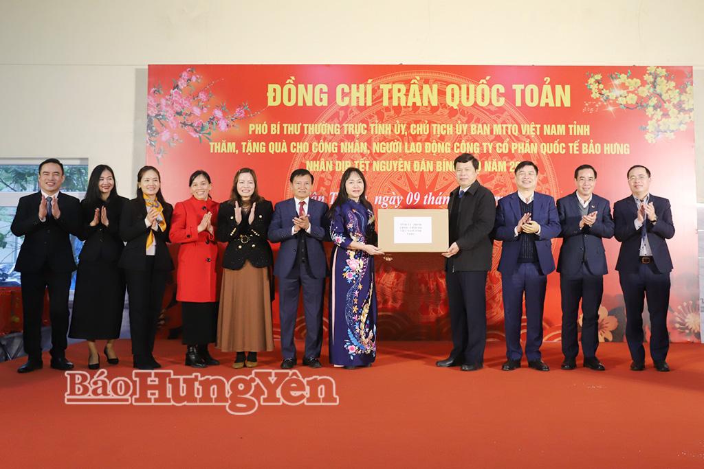 Đồng chí Trần Quốc Toản, Phó Bí thư Thường trực Tỉnh ủy, Chủ tịch Ủy ban MTTQ Việt Nam tỉnh và các đại biểu tặng quà Công ty Cổ phần Quốc tế Bảo Hưng.
