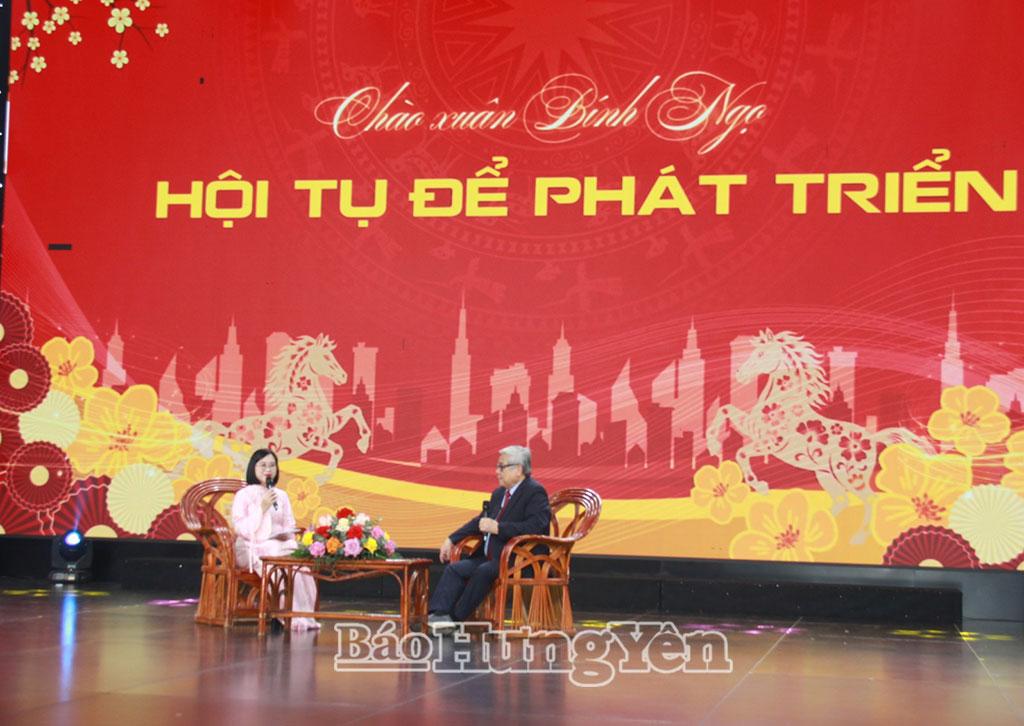 MC của chương trình trao đổi với Giáo sư, Tiến sĩ khoa học Vũ Minh Giang, Phó Chủ tịch Hội Khoa học Lịch sử Việt Nam, Ủy viên Hội đồng Di sản văn hóa Quốc gia