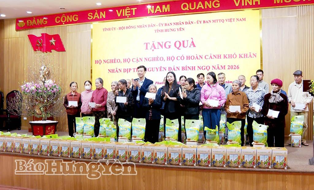 Đồng chí Phó Chủ tịch Thường trực Uỷ ban MTTQ Việt Nam tỉnh cùng lãnh đạo phường Trần Hưng Đạo trao quà tết tặng hộ nghèo, cận nghèo, gia đình có hoàn cảnh khó khăn.