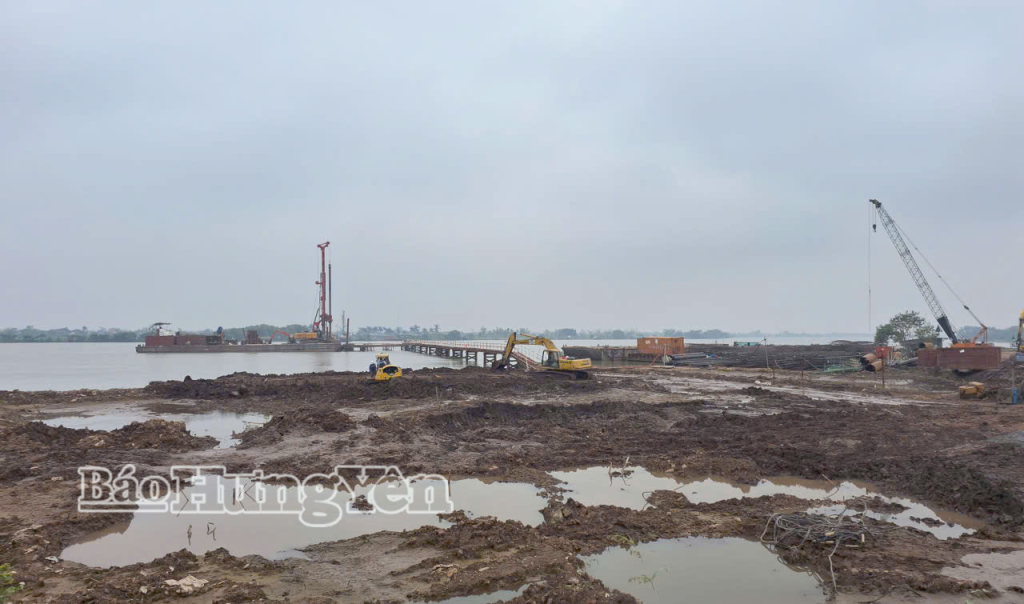 Thi công cầu vượt sông Hồng trên tuyến cao tốc CT.08.