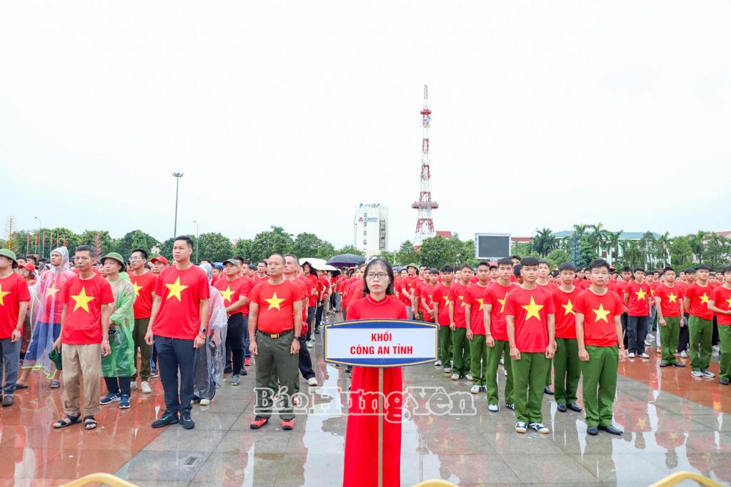 Cán bộ, chiến sĩ Công an tỉnh tham gia chương trình.