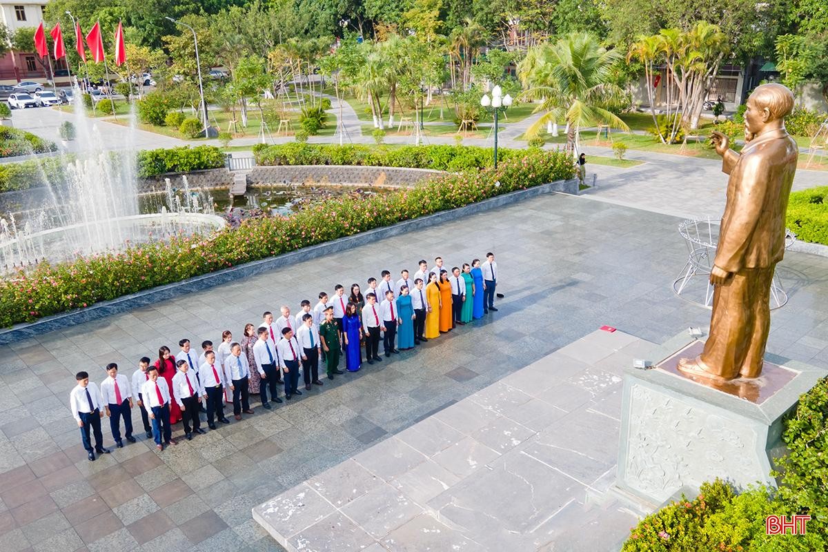 Khu lưu niệm Bác Hồ về thăm Hà Tĩnh hiện nay là địa chỉ đỏ, nơi cán bộ, Nhân dân thường xuyên đến tham quan, báo công dâng Bác. adji-0126-copy-1359.jpg