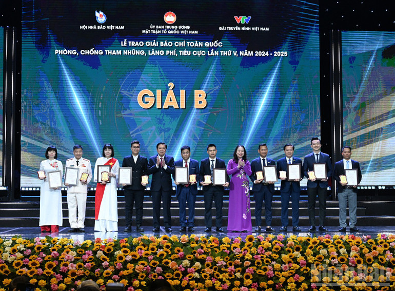 Các đồng chí Phan Đình Trạc, Võ Thị Ánh Xuân (thứ 5 và 8 từ trái sang) trao giải B tặng các tác giả, đại diện nhóm tác giả. (Ảnh: TRẦN HẢI)