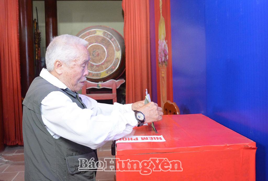 Cử tri Trần Mạnh Hùng, đảng viên được tặng Huy hiệu 55 năm tuổi Đảng (thôn Mạn Đường, xã Châu Ninh) bỏ phiếu bầu cử. Ảnh: Mai Nhung