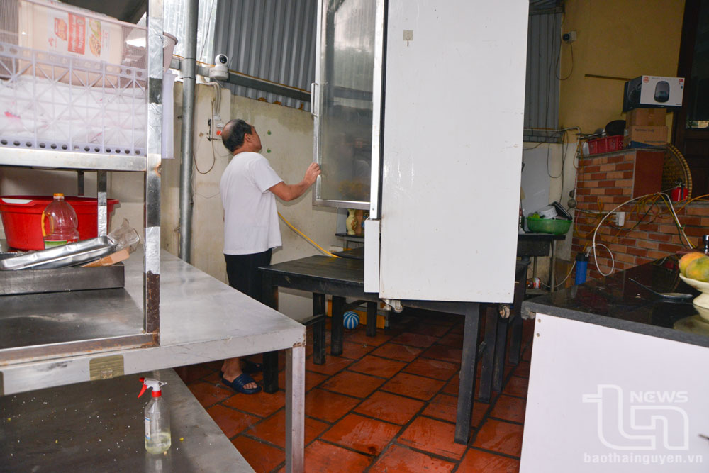 Các hộ dân ở tổ dân phố 11, phường Túc Duyên (TP. Thái Nguyên) kê cao đồ đạc trước khi nước tràn vào nhà.