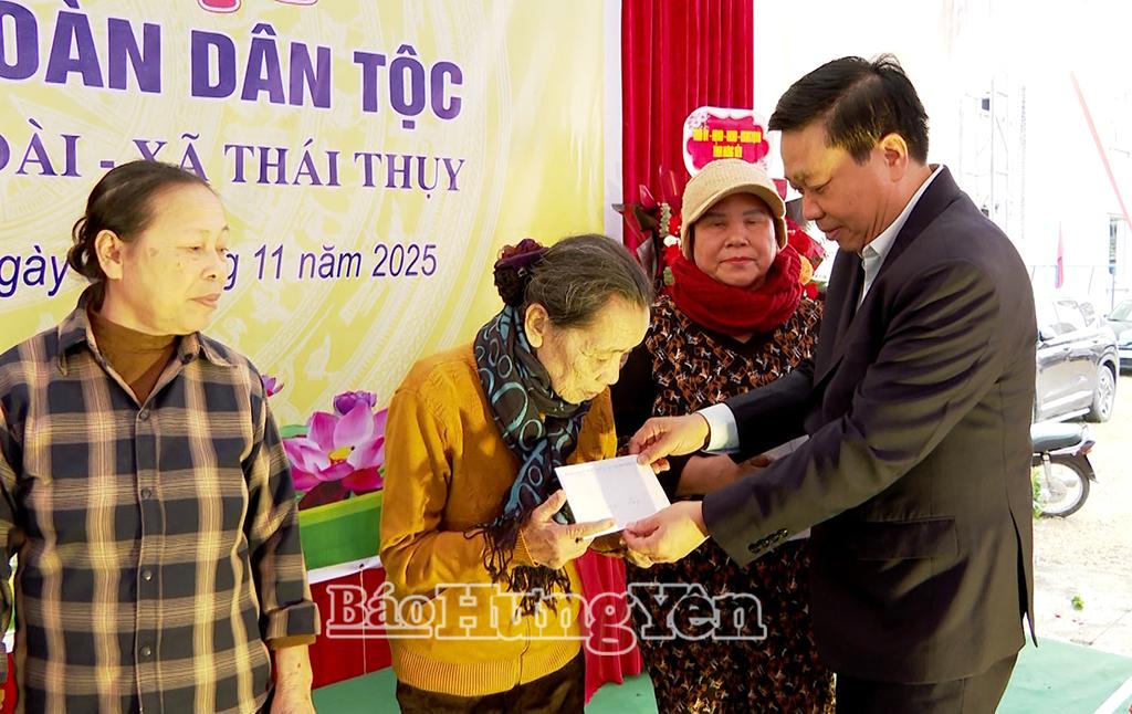 Đồng chí Chủ nhiệm Ủy ban Kiểm tra Tỉnh ủy tặng quà cho các hộ nghèo, cận nghèo và hộ có hoàn cảnh khó khăn trên địa bàn thôn.