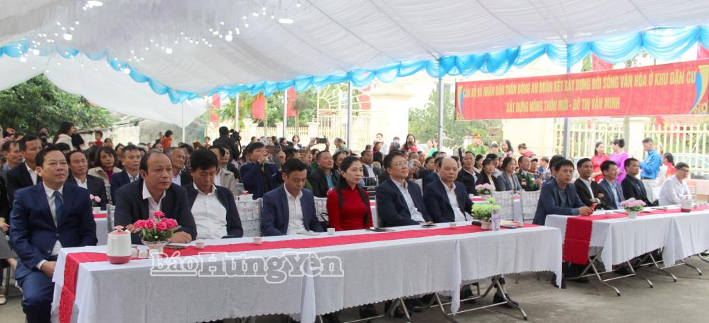 Các đại biểu dự Ngày hội Đại đoàn kết toàn dân tộc tại thôn Đông An, xã Bắc Đông Quan.