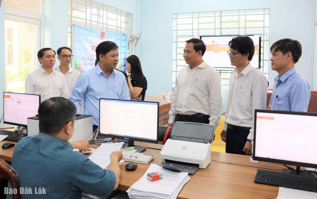 Đồng chí Lương Nguyễn Minh Triết, Ủy viên dự khuyết Trung ương Đảng, Bí thư Tỉnh ủy kiểm tra công tác vận hành Trung tâm Phục vụ hành chính công xã Hoà Phú.