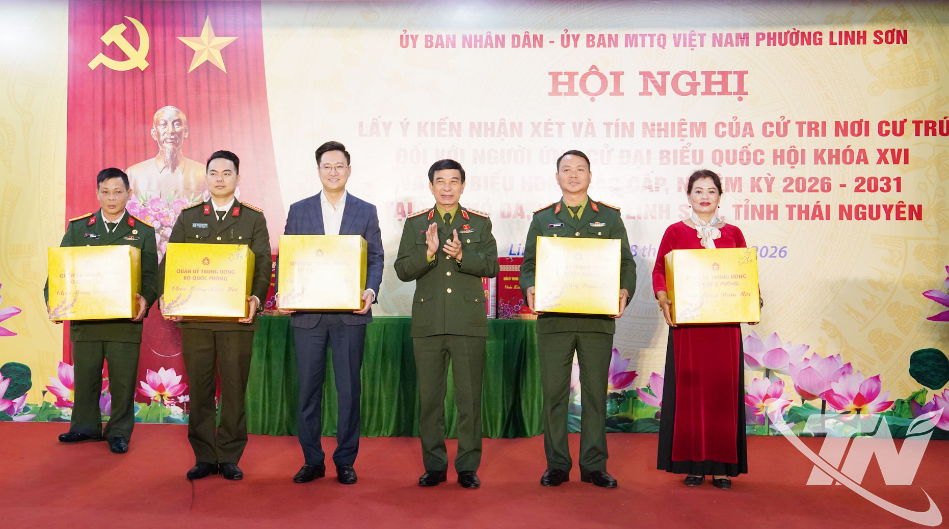 Đại tướng Phan Văn Giang tặng quà Đảng ủy, UBND và các tổ chức đoàn thể phường Linh Sơn.