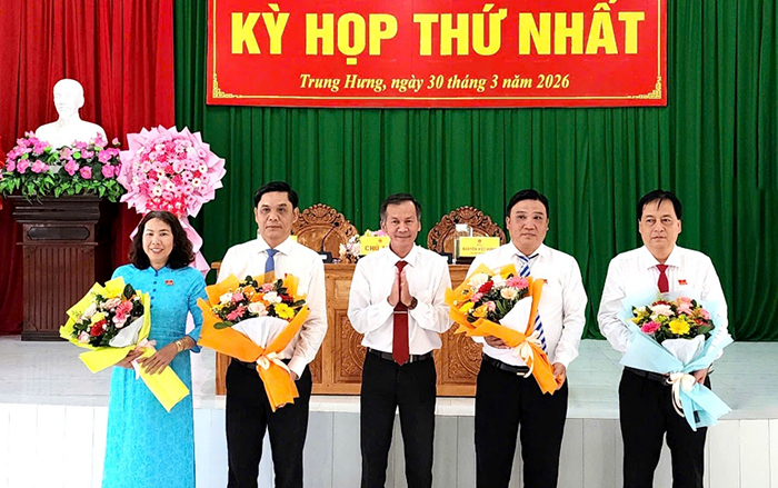 Kỳ họp thứ nhất HĐND xã Trung Hưng khóa XIII kiện toàn tổ chức bộ máy chính quyền