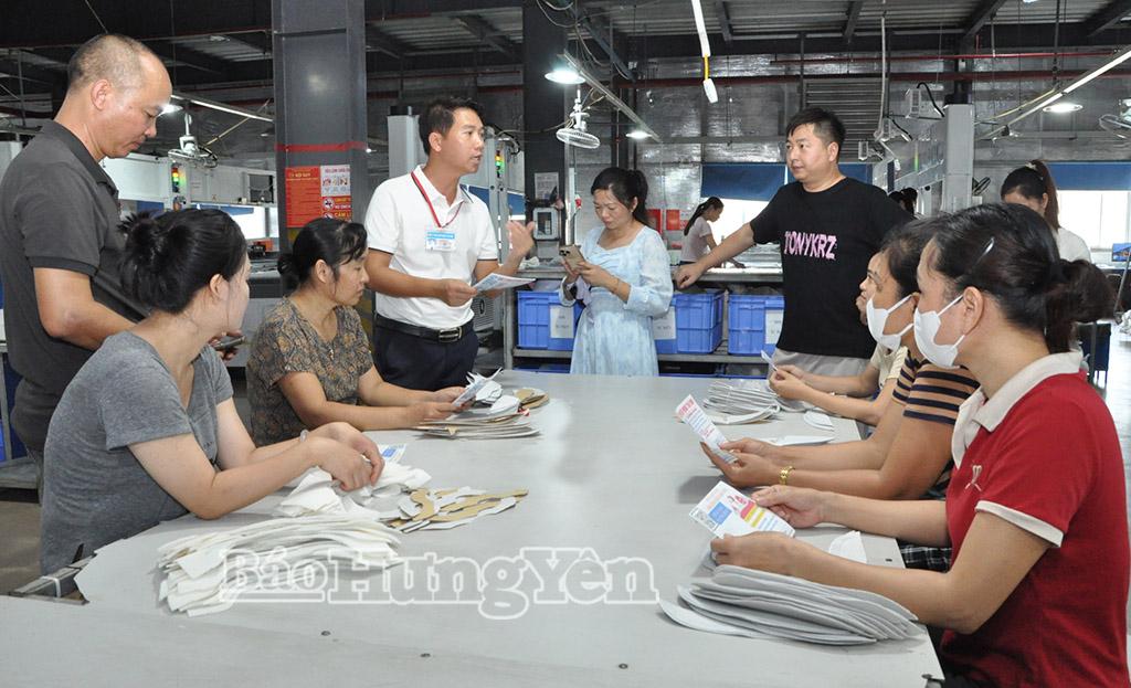 Tuyên truy Tuyên truyềền pháp luật cho ngư n pháp luật cho ngườời lao đ i lao độộng tạại Công ty TNHH Tiên Phong Thái Bình i Công ty TNHH Tiên Phong Thái Bình(xã Lê Quý Đôn). 