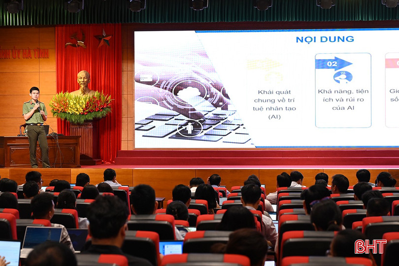 Đại diện Công an tỉnh giới thiệu ứng dụng AI. bqbht_br_dsc-80d77.jpg