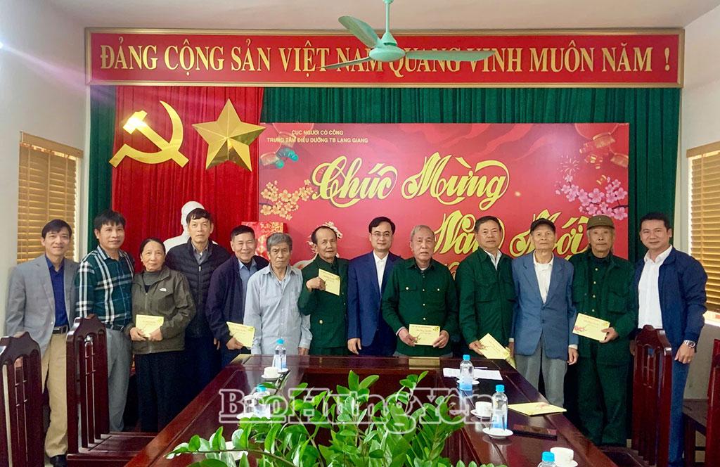 Lãnh đạo Sở Nội vụ trao quà Tết cho các thương binh, bệnh binh nặng tại Trung tâm Điều dưỡng thương binh Lạng Giang (tỉnh Bắc Ninh).