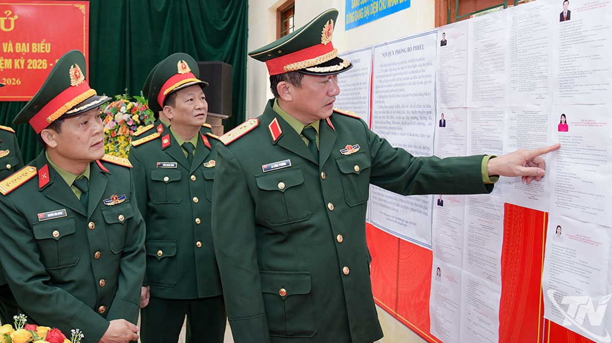 Trung tướng La Công Phương, Ủy viên Trung ương Đảng, Bí thư Đảng ủy, Chính ủy Quân khu 1 kiểm tra công tác chuẩn bị bầu cử tại Lữ đoàn Thông tin 601.