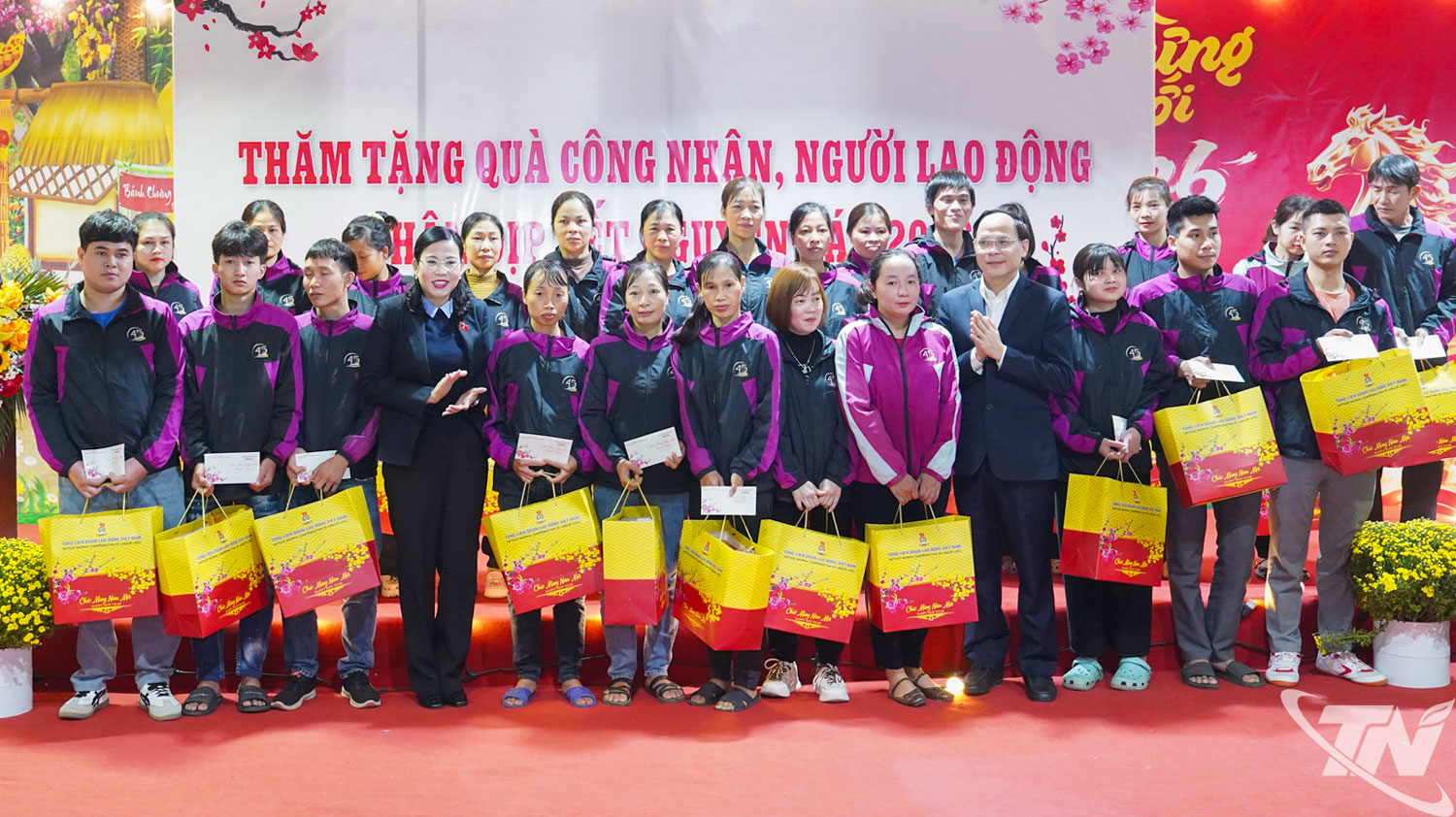 Đồng chí Nguyễn Thanh Hải và đồng chí Phó Chủ tịch UBND tỉnh Nguyễn Linh tặng quà Tết công nhân, người lao động Công ty CP Đầu tư và Thương mại TNG, Chi nhánh Phú Bình.