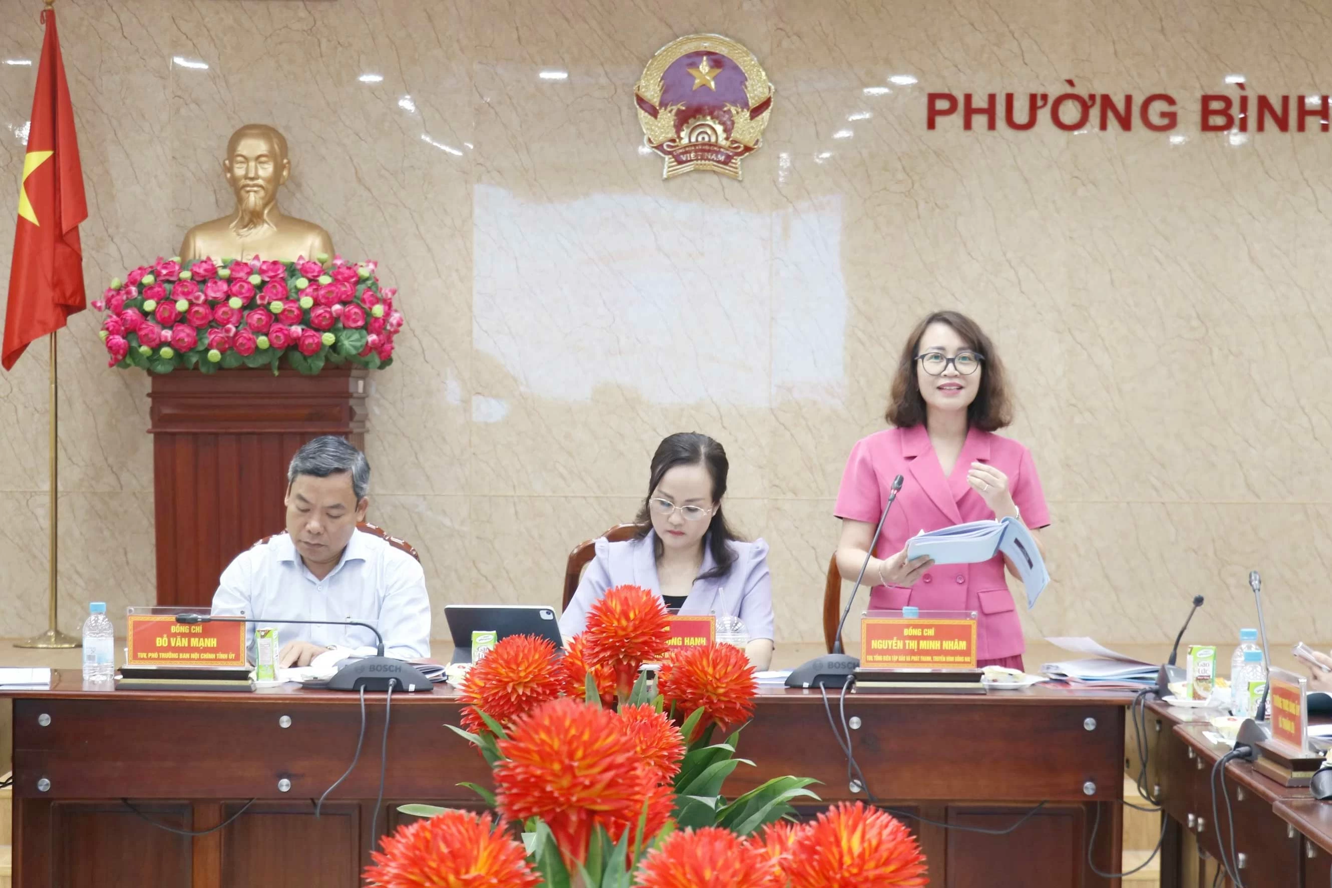 Tỉnh ủy viên, Tổng Biên tập Báo và phát thanh, truyền hình Đồng Nai Nguyễn Thị Minh Nhâm lưu ý các xã, phường rà soát, lượng hóa hệ thống chỉ tiêu sao cho cụ thể. Ảnh: Xuân Túc