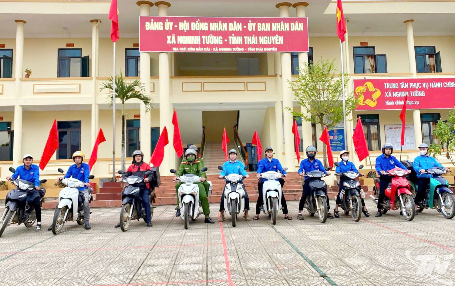 Đoàn Thanh niên xã Nghinh Tường phối hợp ra quân tổ chức tuyên truyền lưu động về công tác bầu cử.