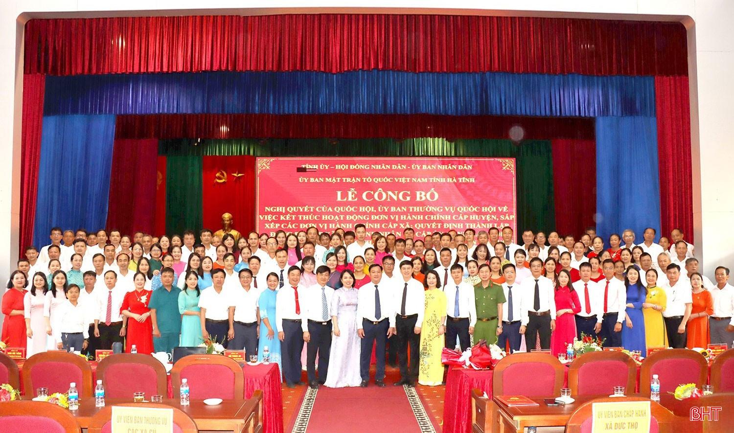 Tập thể cán bộ, đảng viên xã Đức Thọ chụp ảnh lưu niệm tại lễ công bố Nghị quyết của Quốc hội về kết thúc đơn vị hành chính cấp huyện và sắp xếp đơn vị hành chính cấp xã. bqbht_br_image-9-4784.jpg