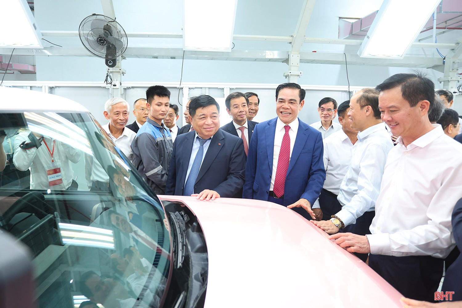 Sau lễ khánh thành, Phó Thủ tướng Chính phủ Nguyễn Chí Dũng và các đại biểu đã tham quan dây chuyền sản xuất của nhà máy. bqbht_br_aimg-9591.jpg