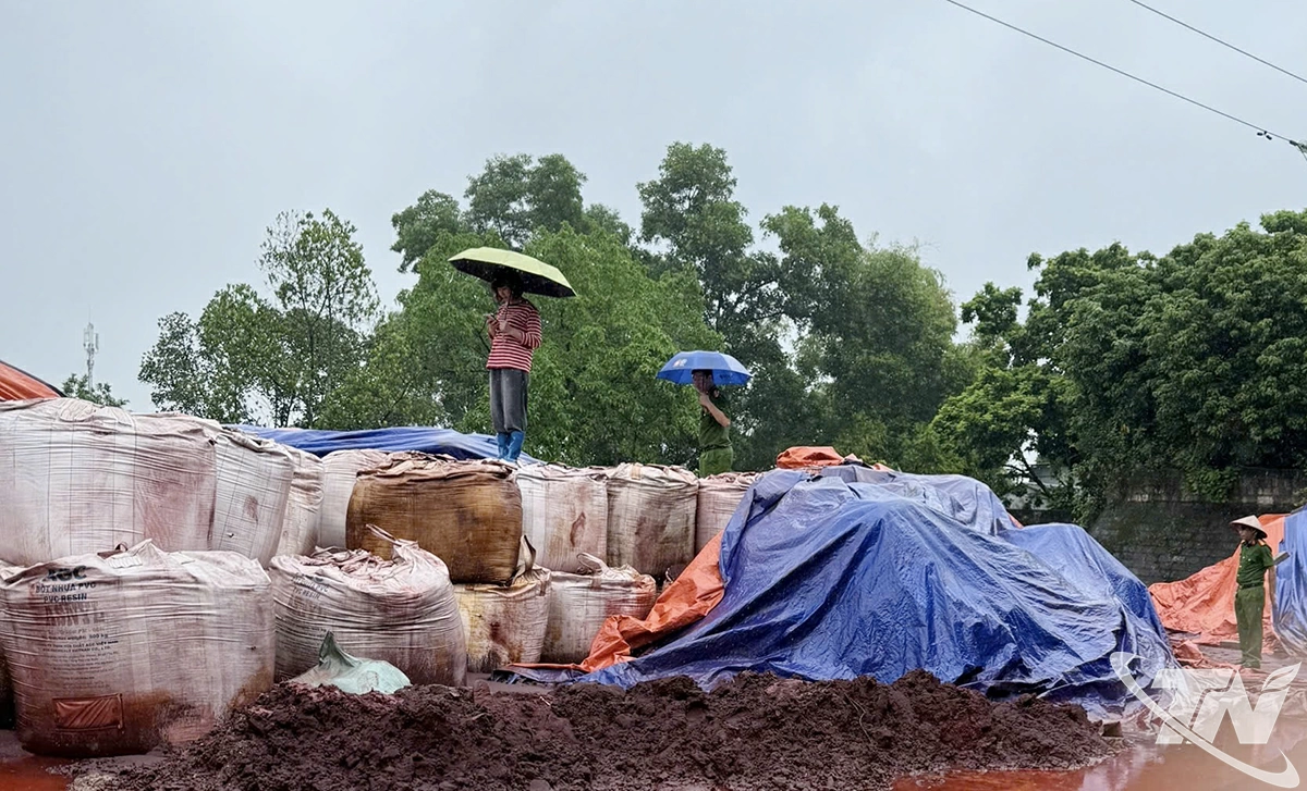 Lực lượng chức năng kiểm tra kho bãi của công ty TNHH thương mại Hồng Phát Thái Nguyên
