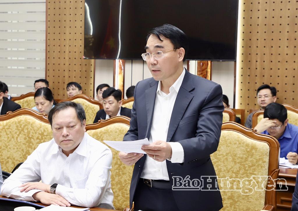 Đại diện Ban Quản lý dự án đầu tư xây dựng số 1 báo cáo tại cuộc họp.